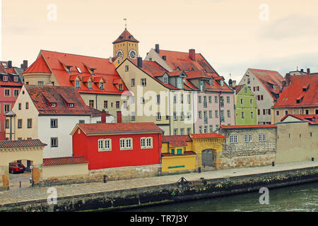 Vista sulla città medievale di Ratisbona. Vista sulla riva del Danubio. Regensburg, Baviera, Germania. Foto Stock