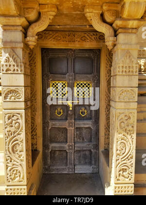 Decorazioni in legno porta dell'Manasthamba (o colonna di onore) a Hutheesing tempio Jain situato in Ahmedabad, nello Stato di Gujarat, India Foto Stock