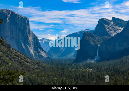 Yosemite stupefacente vista di tunnel - El Capitan, Half Dome & Bridalveil Fall Foto Stock