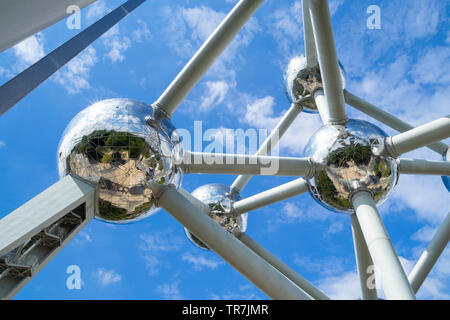 Close up Bruxelles Atomium Brussels Square de l'Atomium Boulevard de Centaire Bruxelles Belgio UE Europa Foto Stock