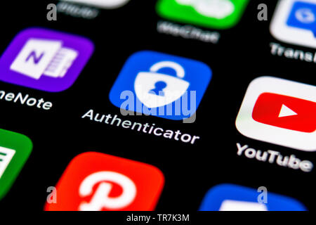 Sankt-Petersburg, Russia, 30 Settembre 2018: Microsoft autenticatore icona applicazione su Apple iPhone X lo schermo dello smartphone di close-up. L'autenticita' Microsoft Foto Stock