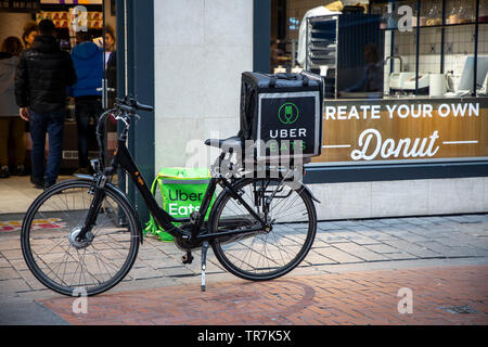 Amsterdam, Paesi Bassi, corrieri del cibo online Servizio di consegna Uber mangia, fornitore di biciclette e di corriere per la consegna a piedi, Foto Stock