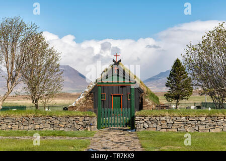 Il tappeto erboso vecchia chiesa coperta (1834) a Víðimýri, vicino Varmahlíð, Skagafjörður, Nord Islanda Foto Stock