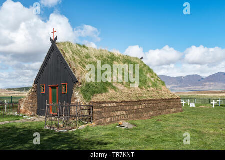 Il tappeto erboso vecchia chiesa coperta (1834) a Víðimýri, vicino Varmahlíð, Skagafjörður, Nord Islanda Foto Stock