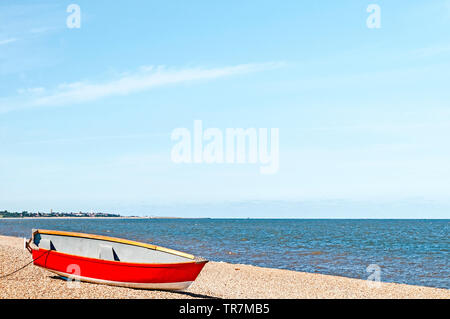 Dunwich (Suffolk, Inghilterra): una barca sulla riva; ein altes Ruderboot am Strand Foto Stock