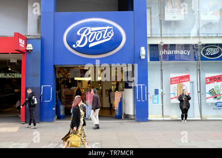 Una vista generale di scarponi su Oxford Street, Londra, Regno Unito Foto Stock