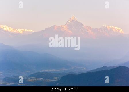 Mt. Machapuchare o coda di pesce in montagna l'Annapurna Himalaya in Nepal Foto Stock