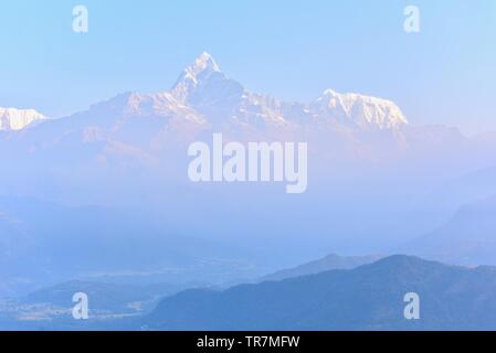 Vista del picco di Mt. Machapuchare o coda di pesce da montagna Sarangkot Viewpoint Foto Stock