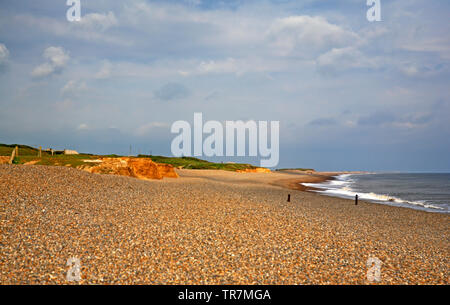 Una vista verso ovest lungo la spiaggia di ciottoli sulla Costa North Norfolk a Weybourne, Norfolk, Inghilterra, Regno Unito, Europa. Foto Stock