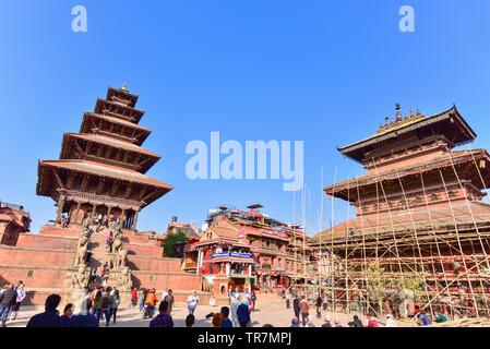 I turisti al tempio Nyatapola in Bhaktapur Durbur Square Foto Stock