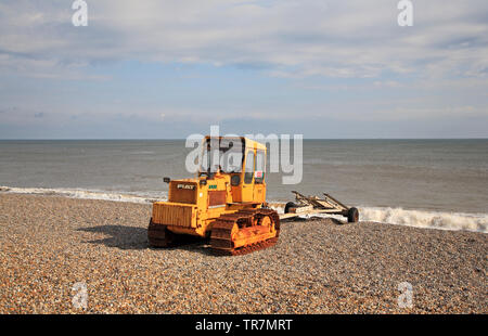 Un trattore caterpillar e trailer di lancio per una fascia costiera di pesca in barca sulla spiaggia di Weybourne, Norfolk, Inghilterra, Regno Unito, Europa. Foto Stock