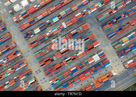 Nave Container in esportazione e importazione delle imprese di logistica e di trasporto. Carico e scatola contenitore di spedizione in porto tramite gru. Trasporto di acqua intern Foto Stock