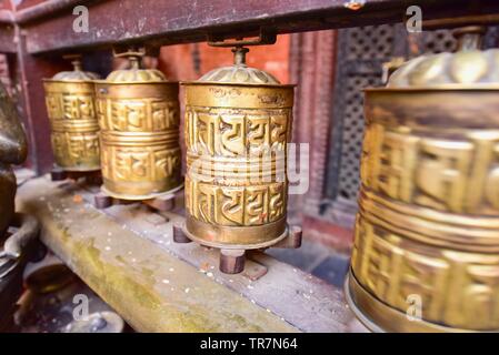 Golden preghiera tibetano ruote a Patan Tempio d'oro in Nepal Foto Stock