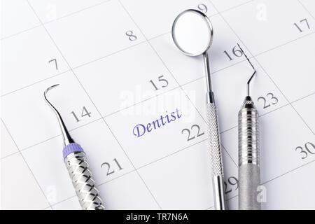 Promemoria appuntamento dal dentista in calendario e professionale strumenti dentali.- Immagine Foto Stock