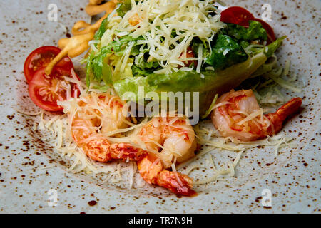 Insalata di mare su una piastra con gocce di salsa. Foto Stock