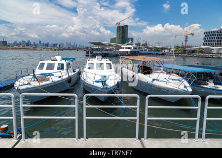 Barche ancorate nella baia di Manila pier porta, Pasay, Filippine Foto Stock