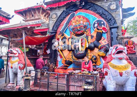 Stone-Carved scultura di Dio Kaal Bhairav a Basantapur Durbar Square nella città di Kathmandu Foto Stock