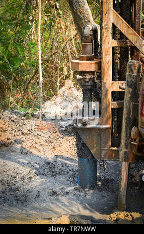 Foro di scavo delle acque sotterranee di foratura macchina installata su gli abissi terra e fango Foto Stock