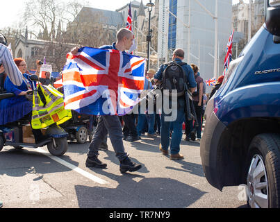 I sostenitori della Brexit si riuniscono a Parliament Square, Londra, per marzo per lasciare rally, il giorno in cui il Regno Unito avrebbe dovuto lasciare l’Unione europea, ma non è riuscito a. Foto Stock