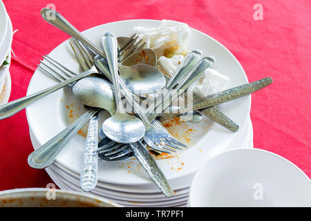 I residui di cibo piatto / pila di vuoto piastra sporca con cucchiaio e forchetta rifiuti alimentari dopo aver mangiato Foto Stock