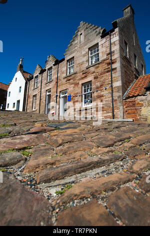 Città di Crail, Scozia. Una vista pittoresca del lastricato King Street, vicino al porto di pesca nella cittadina Scozzese di Crail. Foto Stock