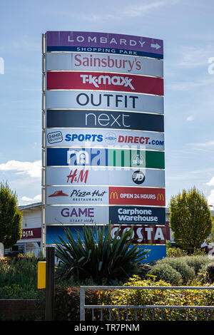 Signage, Lombardia Retail Park, Hayes, Middlesex, Regno Unito, Foto Stock