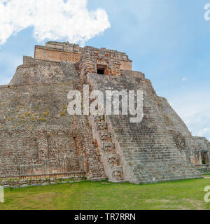Grande Piramide Maya di Ek Balam, nella penisola dello Yucatan, con la sua lunga scalinata verso il cielo Foto Stock