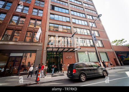 L'edificio di latte a 450 West 15th Street nel quartiere di Chelsea di New York il mercoledì 22 maggio, 2019. Google è riferito di avere acquistato otto piani da Jamestown proprietà per una somma segrete. (© Richard B. Levine) Foto Stock