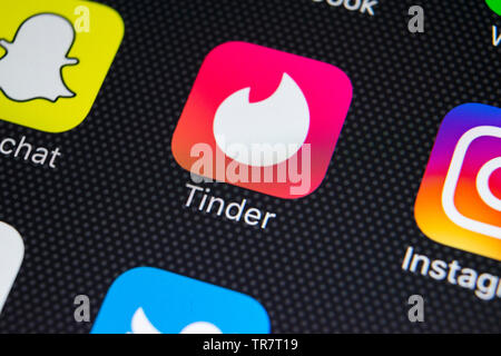Sankt-Petersburg, Russia, febbraio 26, 2018: Tinder icona applicazione su Apple iPhone schermo X close-up. Tinder Icona app. Tinder applicazione. Mi sociale Foto Stock
