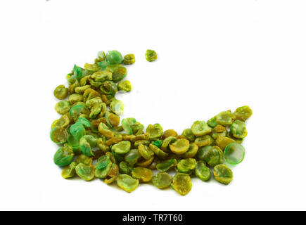 Cotto sale al forno fave isolati su sfondo bianco - Wasabi fagioli verde Foto Stock