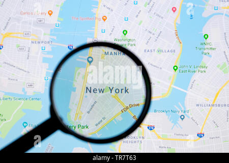 Sankt-Petersburg, Russia, Dicembre 12, 2017: la città di New York su Google Maps su Apple iMac monitor schermo sotto una lente di ingrandimento. Foto Stock