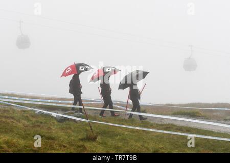 Gamma di Nevis Mountain Resort, Fort William, Scotland, Regno Unito. Il 30 maggio 2019. uk meteo - pioggia e nebbia per concorrenti a Nevis Range, Fort William, come completano la loro via a piedi, prendendo una prima occhiata al via davanti a questo fine settimana UCI Mountain Bike World Cup Credito: Kay Roxby/Alamy Live News Foto Stock