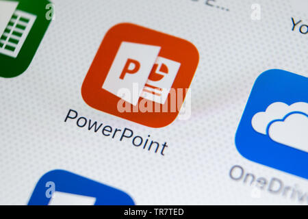 Sankt-Petersburg, Russia, febbraio 28, 2018: Microsoft Powerpoint icona applicazione su Apple iPhone schermo X close-up. PowerPoint icona app. Microsoft P Foto Stock