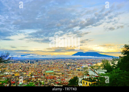 Vista del centro della città di Napoli e del Vesuvio lungo il Golfo di Napoli al Tramonto a Napoli, Italia. Foto Stock