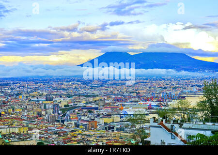 Vista del centro della città di Napoli e del Vesuvio lungo il Golfo di Napoli al Tramonto a Napoli, Italia. Foto Stock