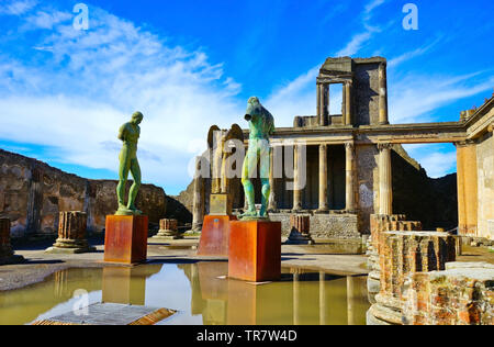 Vista delle rovine romane distrutte dall'eruzione del Vesuvio secoli fa a Pompei Parco archeologico di Pompei, Italia. Foto Stock