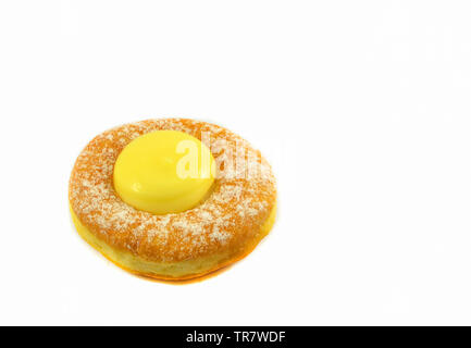 Close up di ciambelle con zucchero bianco e marmellata e crema alla vaniglia jelly gustoso isolati su sfondo bianco Foto Stock