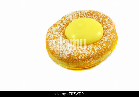 Close up di ciambelle con zucchero bianco e marmellata e crema alla vaniglia jelly gustoso isolati su sfondo bianco Foto Stock