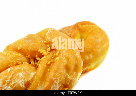 Ciambella dolci dessert cucinare in casa con lo zucchero e i dadi isolati su sfondo bianco Foto Stock