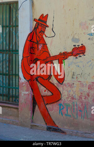 Murale di uomo cubano a suonare la chitarra su un muro nella Città Vecchia di l'Avana, Cuba, Caraibi Foto Stock