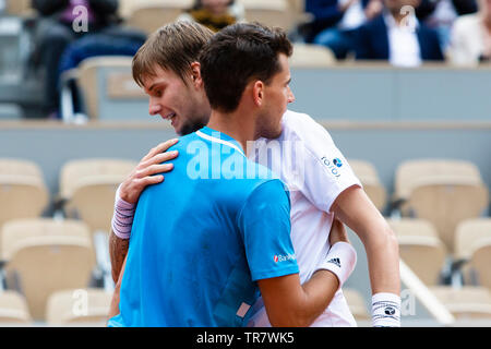 Parigi, Francia. Il 30 maggio 2019. Dominik Thiem (l) da Austria fa il suo modo contro Alexander Bublik nel terzo round a 2019 francesi aperti Grand Slam Tennis Tournament in Roland Garros di Parigi, Francia. Frank Molter/Alamy Live news Foto Stock