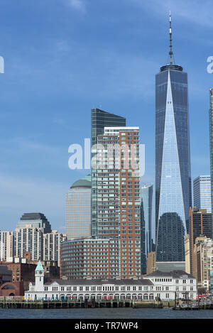 Vista parziale sulla skyline di Manhattan inferiore, con il World Trade Center 1 Tower e il molo A Harbor House a New York City, Stati Uniti d'America Foto Stock