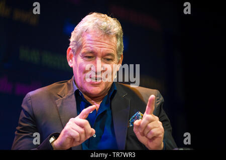 Colin Armstrong MM Aka Chris Ryan autore presentatore televisivo consulente di sicurezza e Ex sergente SAS parlando sul palco al Festival di Fieno Hay on Wye Powys Wales UK Foto Stock