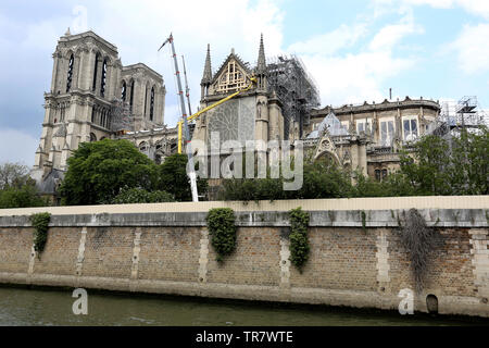 Viene avviata la ricostruzione alla cattedrale di Notre Dame a Parigi in Francia che è stata notevolmente danneggiata da un incendio il 15 aprile 2019. Foto Stock