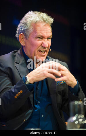 Colin Armstrong MM Aka Chris Ryan autore presentatore televisivo consulente di sicurezza e Ex sergente SAS parlando sul palco al Festival di Fieno Hay on Wye Powys Wales UK Foto Stock