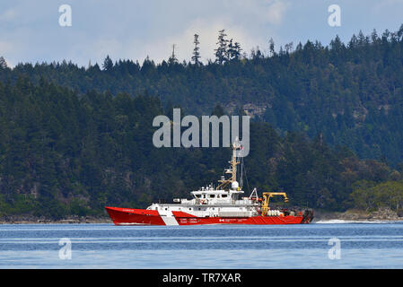 Una Guardia Costiera canadese pesca nave pattuglia viaggia sulle acque dello Stretto di Georgia vicino a Vancouver Island British Columbia Canada. Foto Stock