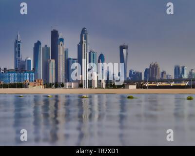 Vista su edifici di Dubai sull'altro lato del fiume Foto Stock