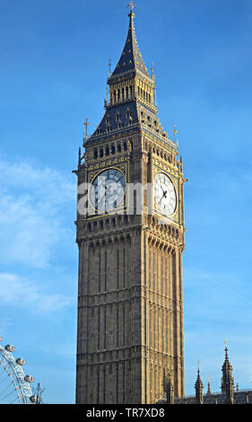 Il nome Big Ben si riferisce alla più pesante delle cinque campane della famosa torre dell'orologio al Palazzo di Westminster a Londra a 13,5 t. Foto Stock