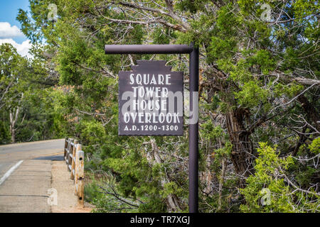 La Mesa Verde NP, CO, Stati Uniti d'America - 8 Maggio 2017: La torre quadrata House si affacciano sul digital signage post Foto Stock