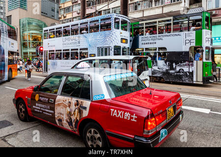 Un tipico di colore rosso e bianco con Taxi, Hong Kong, Cina Foto Stock